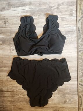 Women’s Black Scallop Edge Bikini Set